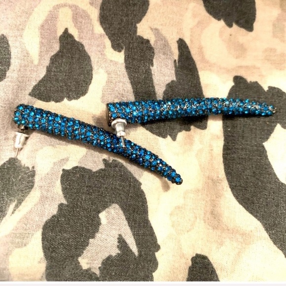 Saber Tooth Crystal Earrings - Fashion Show Find Beautiful Woman Collection - Picture 4 of 16